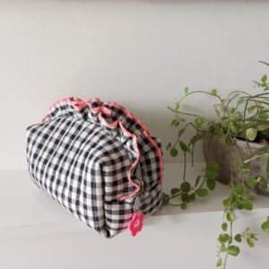 Trousse maquillage vichy noir et blanc / rose fluo