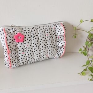 Trousse plate à motif triangle et rose fluo