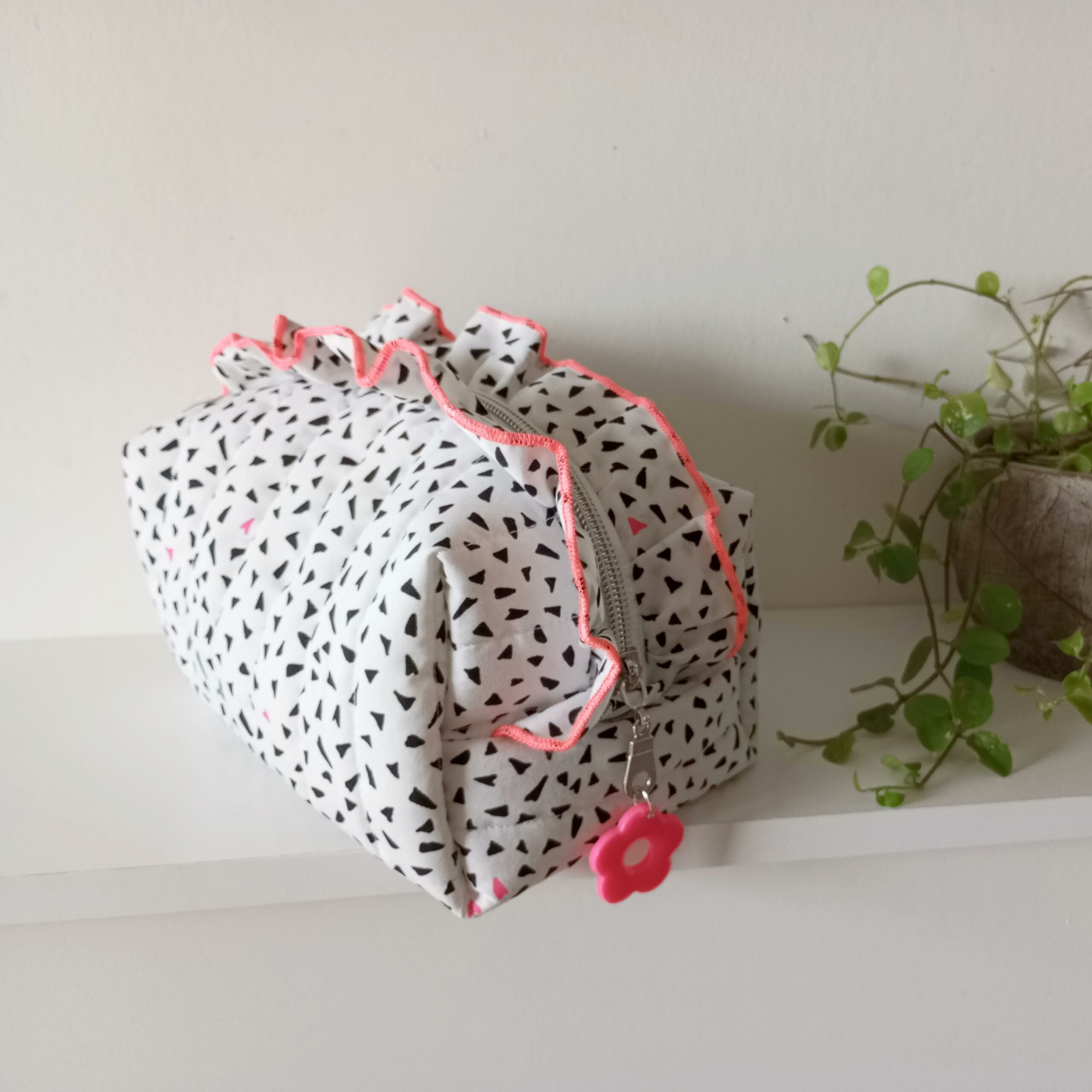 Trousse motif triangle et rose fluo