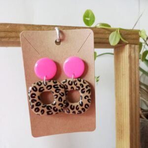 Boucles petit modèle carré léopard et rose fluo