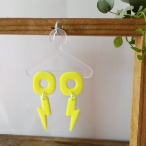 Bijoux éclair et carré jaune fluo