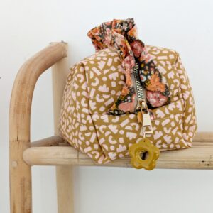 En stock -Trousse motifs roses et fond moutarde/ volant à fleurs
