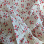 double gaze petites fleurs framboise fond blanc